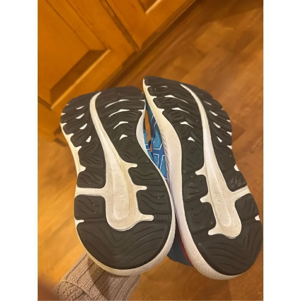 Woman’s asics Gel excite 8 size 9 sneakers